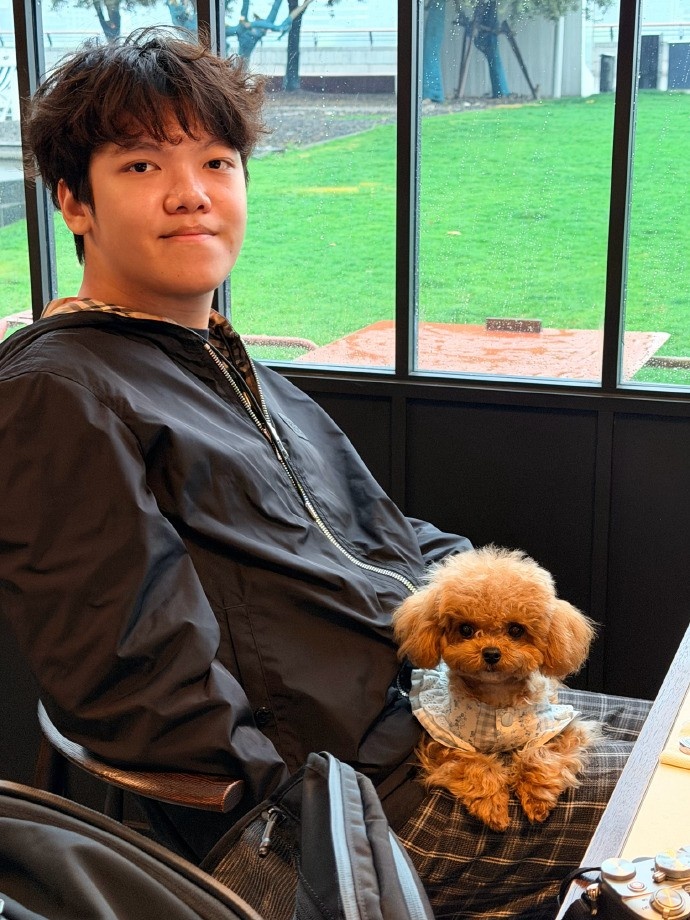 Angel分享生活照片：难得休息一天，可惜下雨安安不能去草坪上玩