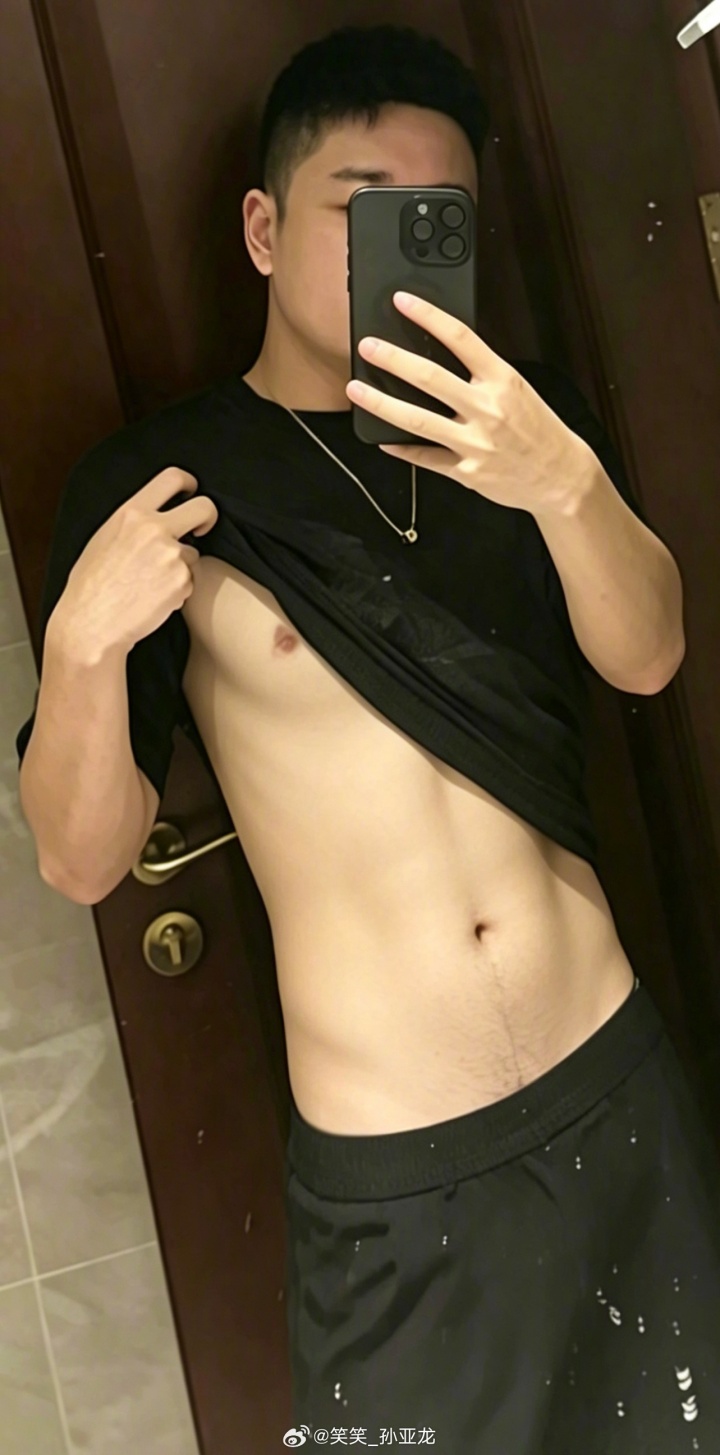 孙亚龙：减肥一年多减去20多斤！现在能做100个标准冲肩俯卧撑