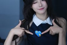 【乐玩LEWIN】美女主持人骆歆晒照：蓝色爱心~甜美笑容~-乐玩真人线上娱乐