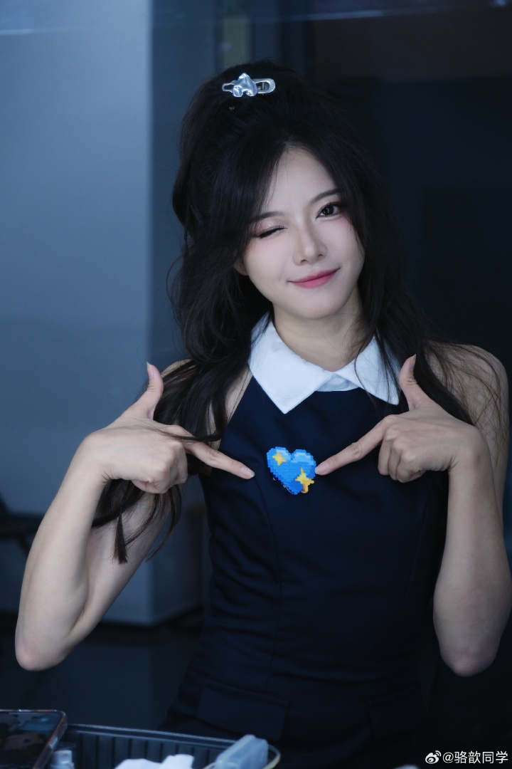 美女主持人骆歆晒照：蓝色爱心~甜美笑容~