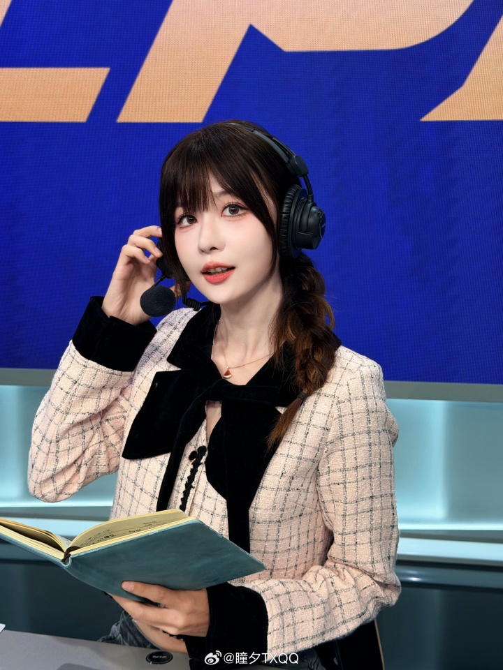 LPL美女解说瞳夕晒照：OL套装~我下班咯~