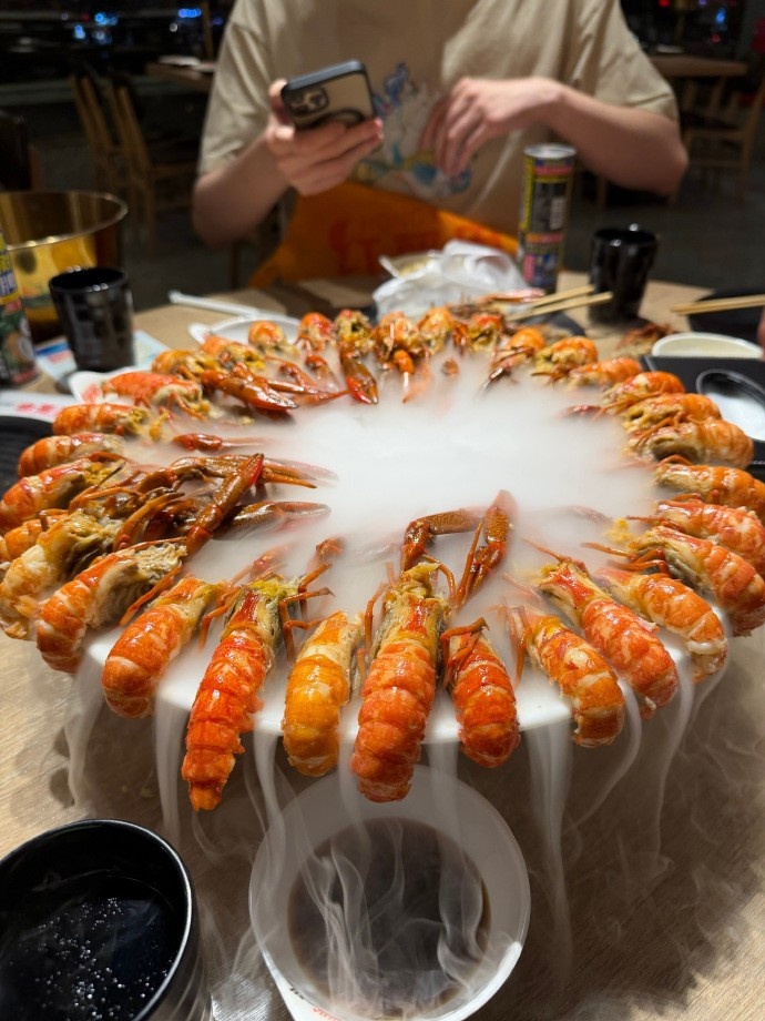 Angel晒美食：没有人能拒绝深夜的小龙虾🦞