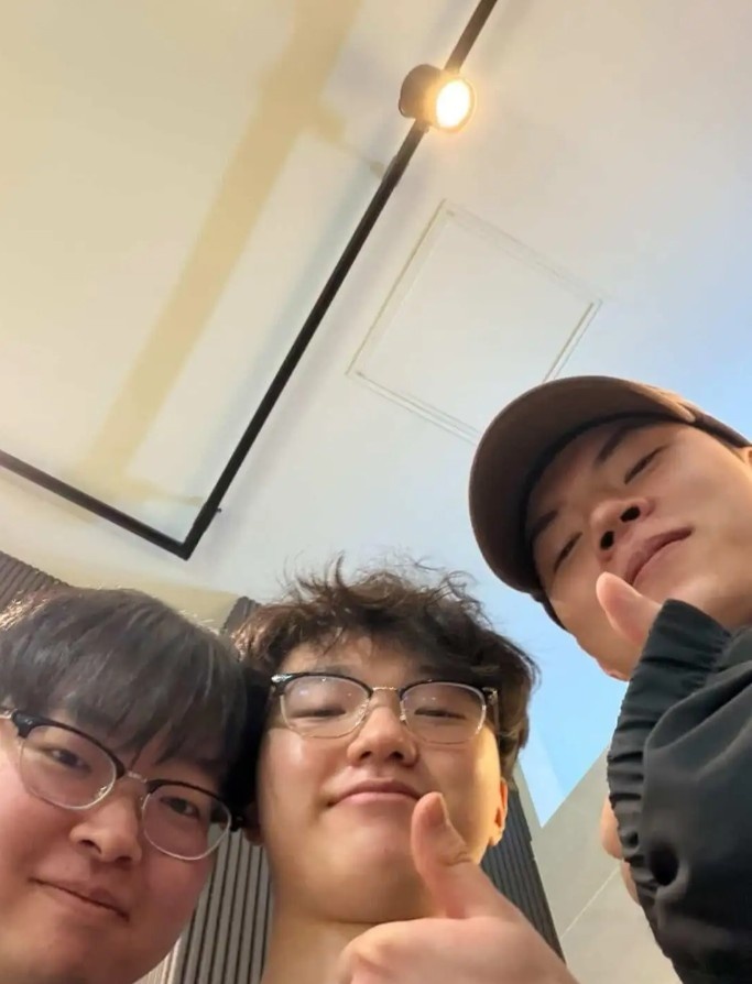 KT上单PerfecT分享与Deft、Museong教练合照：赫奎哥🎶