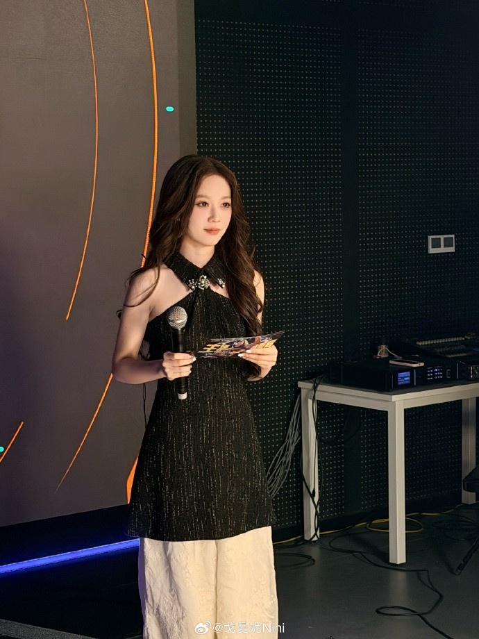 无畏契约主持戈曼妮晒照：终于可以休息几天了✌️欧耶