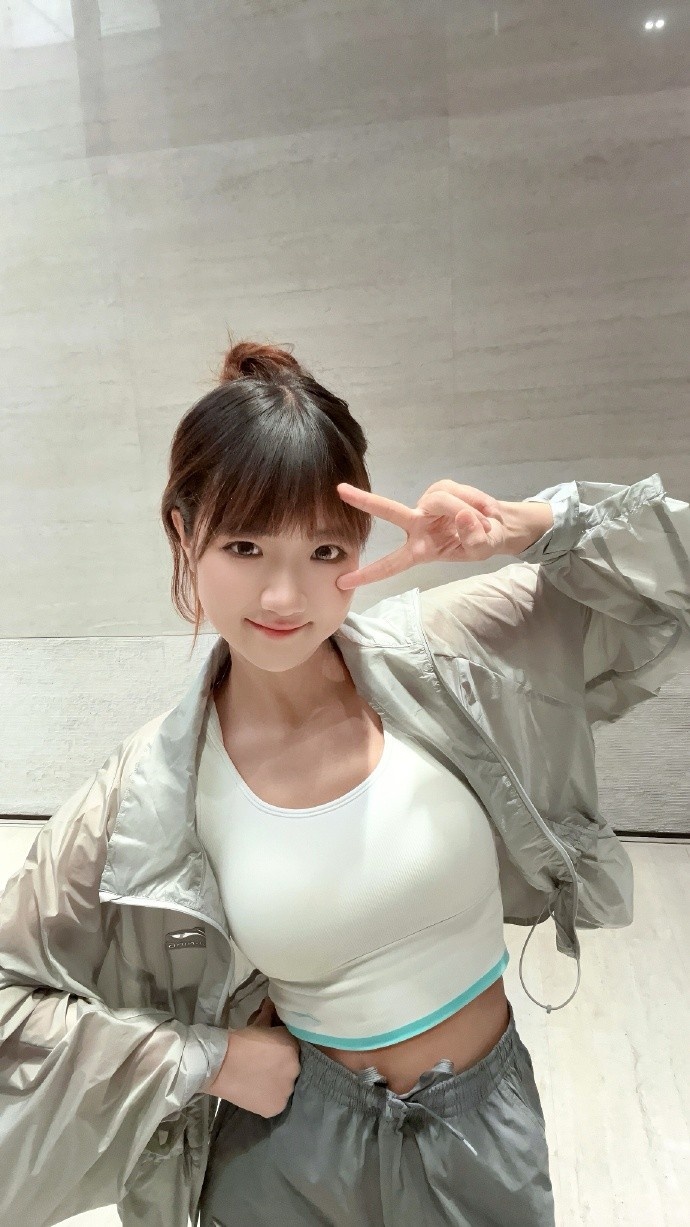 前LPL解说Mage晒照：想穿上美丽衣衣去运动一下！₍(👊 ˙-˙ )