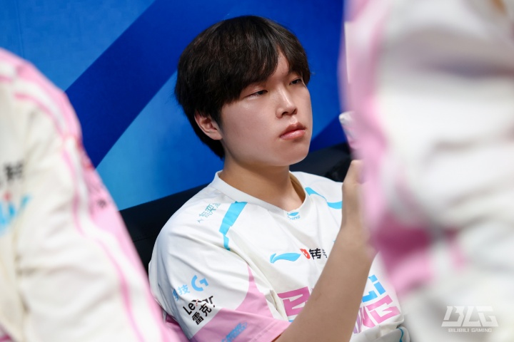 被对位差距！Bin两局比赛0击杀 屡屡阵亡战绩合计0-12-6！