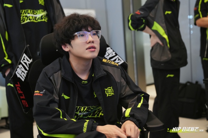 亚运AD非你莫属？Assum对线碾压Viper 两局狂轰17-6-13的华丽战绩