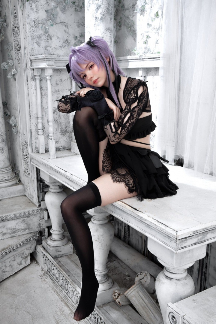 碍事梨体模COS妮姬新装！薄款黑丝美腿太顶了