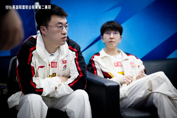 能别玩这英雄了么？Xiaohu近两把妖姬全被对手中单打出超大差距