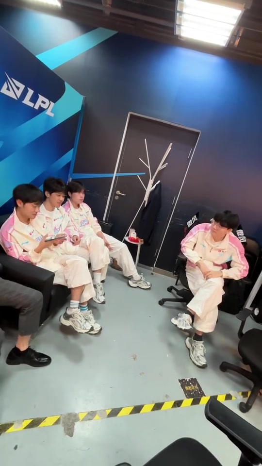 BLG分享选手后台花絮：沙发争夺战（其实是k去采访了