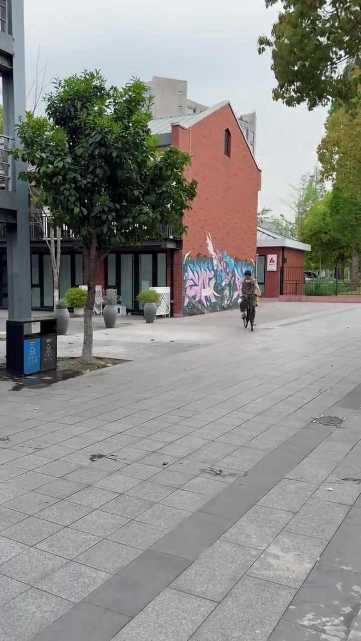 BLG分享日常视频：丹尼的才艺展示环节 🚲是圈恩的