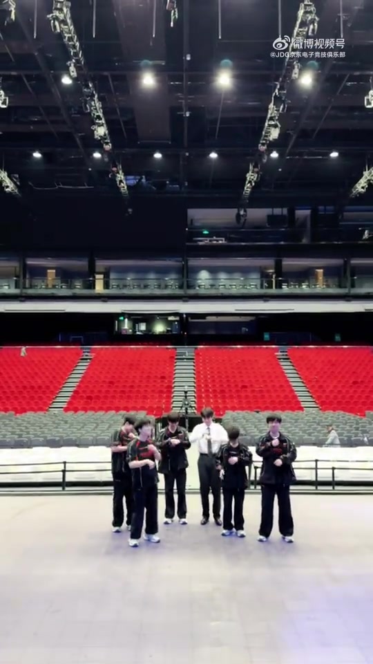 战胜IG后JDG发布视频：七小只（带多宝版）误闯北神树主场