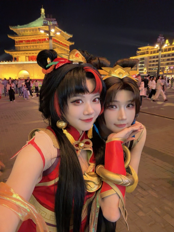 😍骆歆分享美照：五只不同颜色的拉克丝在西安钟楼随机出没~