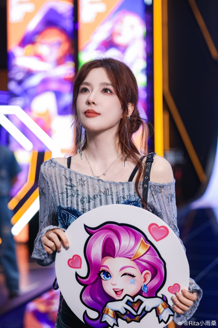 女解说Rita分享参加LOL手游活动照：玩得超开心！！～