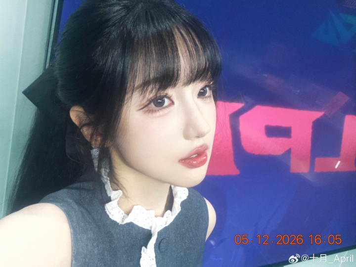 互动女主持人十月晒照：“弹幕说穿得像个羽毛球是什么意思~”