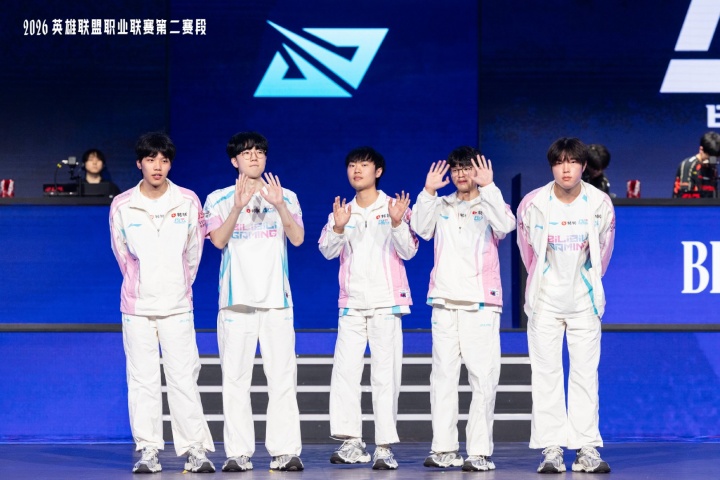BLG豪取五连胜稳居登峰组第一，总战绩10胜2负，后续将战TES/AL