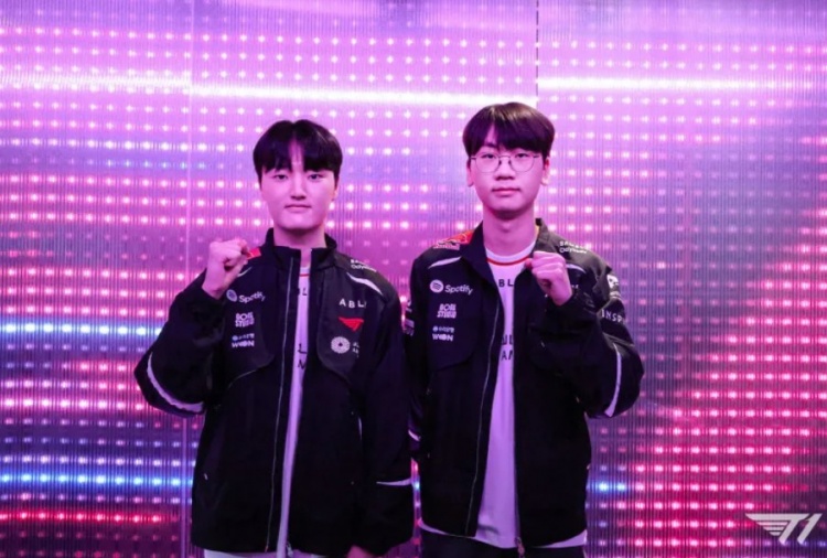 T1分享队员活动返图:和Peyz、Doran点亮LoLLY之夜