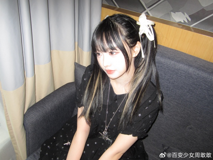 LPL女主持周敢敢晒照:终于带着WRB的前缀上了直播桌