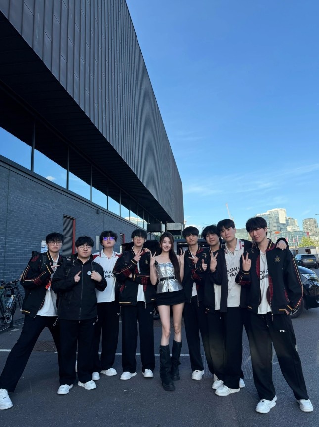 无畏契约主持唯嘉分享和EDG合影:伦敦就是我们的主场 今天看爽了