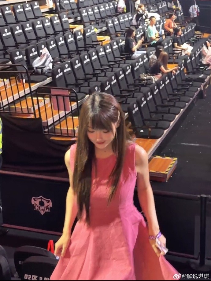 KPL主持人琪琪分享现场照：来体验KPL VIP卡座 现场超多新活动～