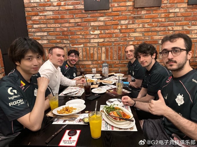 G2晒选手聚餐照片:教练,我们真的在讨论夺冠策略 阿P能证明!