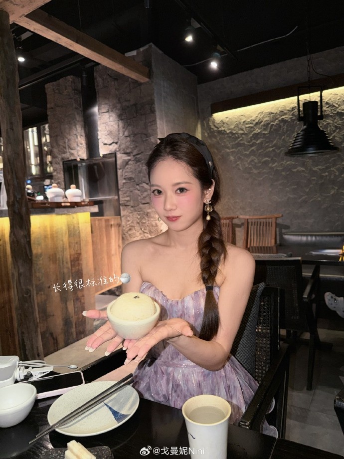 无畏契约主持曼妮晒照：🍚长得很标准的饭