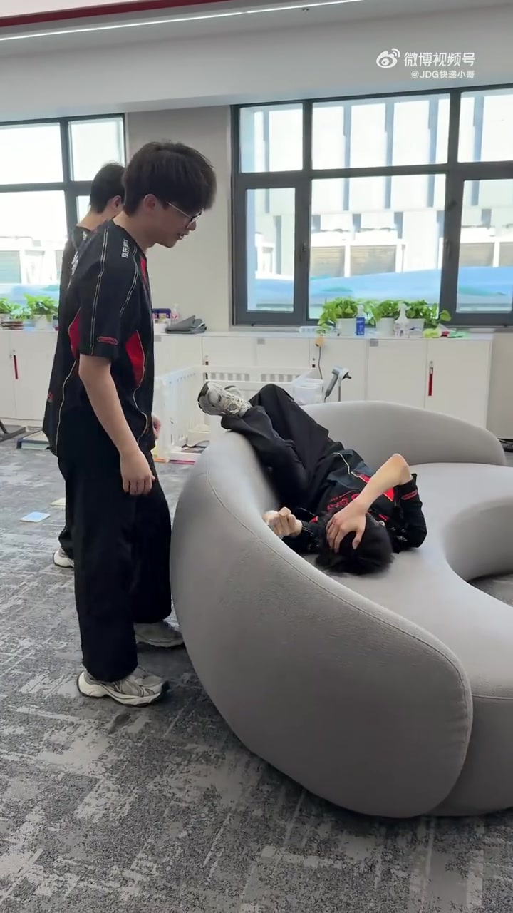 JDG分享选手日常花絮：沙发不是椅子，兄弟不是坐垫