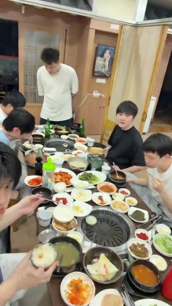 TES分享选手视频：韩国第一天，烤肉