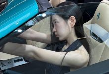 【乐玩LEWIN】剑星体模“开上”法拉利 自拍素颜怼脸 水蛇腰太顶了!-乐玩真人线上娱乐
