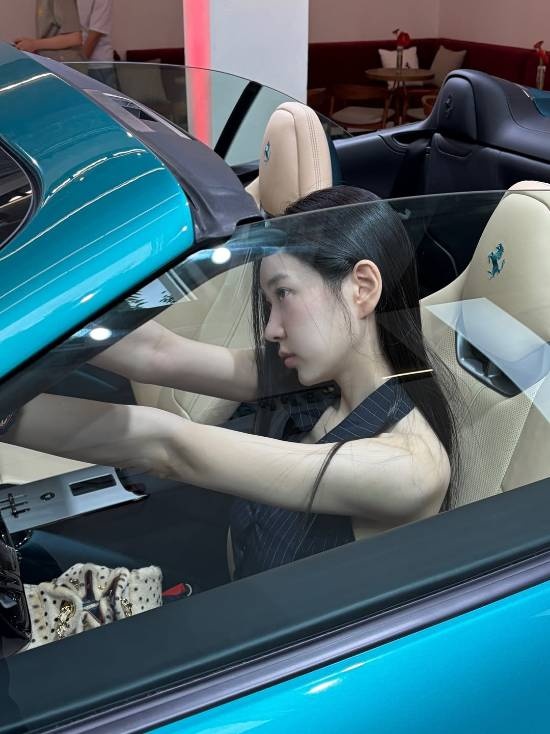 剑星体模“开上”法拉利 自拍素颜怼脸 水蛇腰太顶了!
