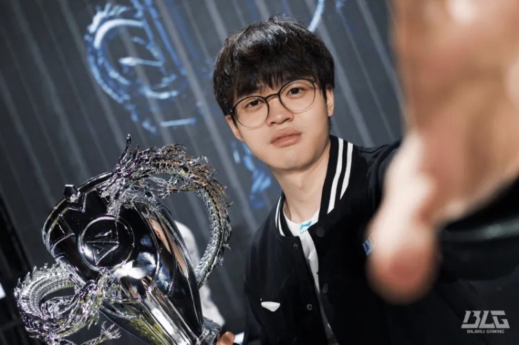 Xun生涯首次在BO5战胜Kanavi,同时终结面对Kanavi的五连败