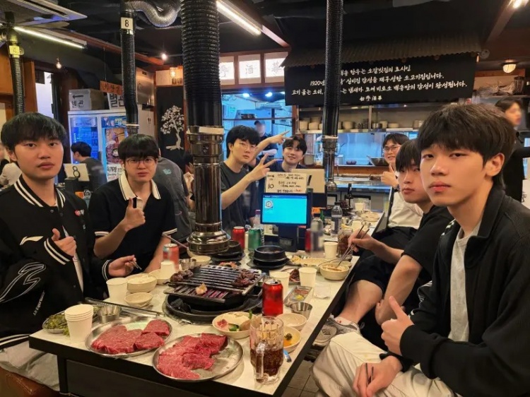 BLG分享队员聚餐照:咀嚼暂停! 3 2 1!看镜头喵