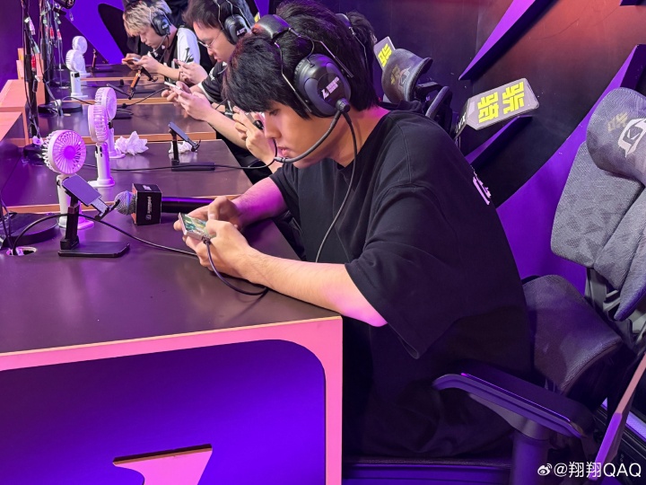 LWX分享与粉丝合照：兄弟们 感谢今天来玩 有缘再见