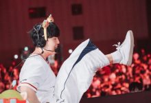 【乐玩LEWIN】LOL官推分享Kanavi在分析台飞踢的照片:李青来了-乐玩真人线上娱乐