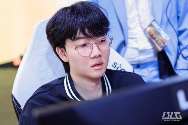Viper:第三赛段说实话没有什么时间调整和休息 还是要准备好