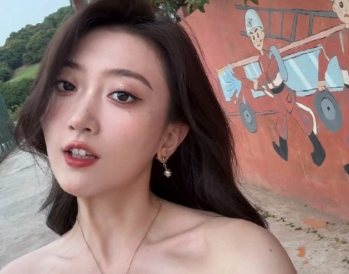 无畏契约美女主持人维嘉:恭喜西班牙🇪🇸 晚安!! 