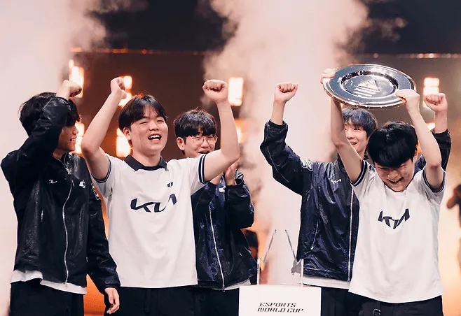 Smash:决赛相较之前更轻松,想捧起S赛或联赛那种杯状奖杯