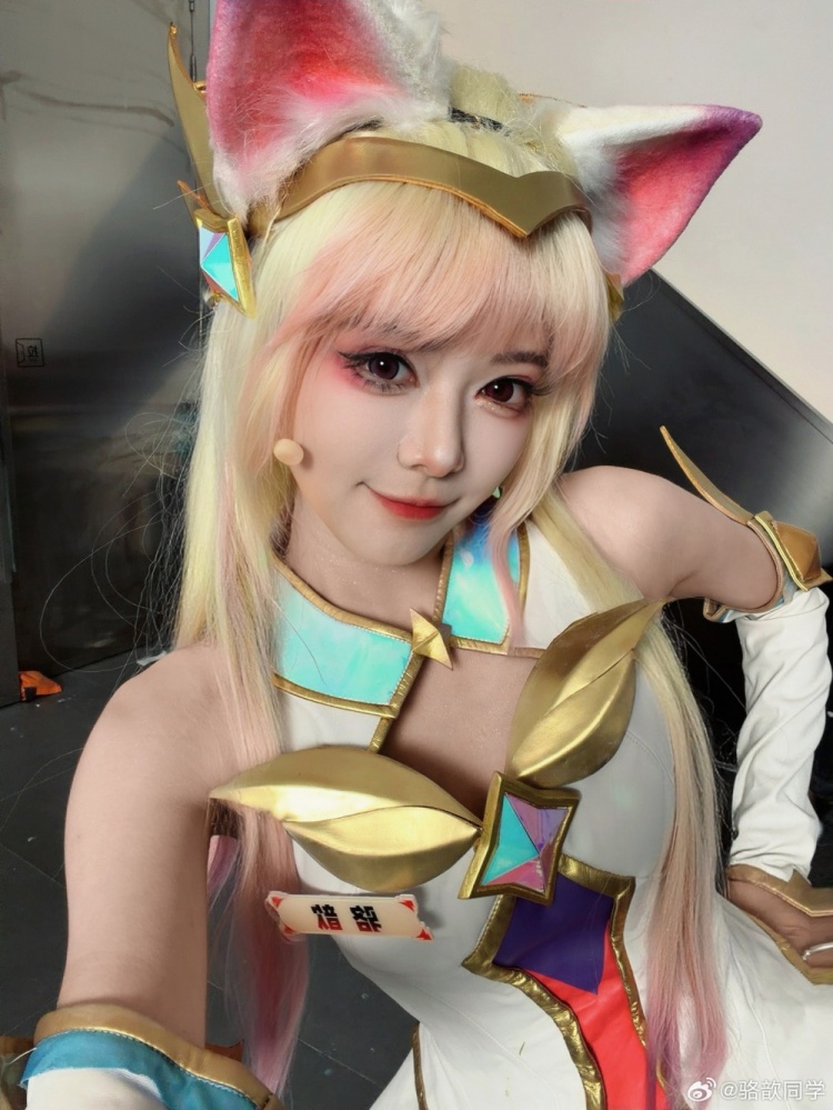 LPL女主持骆歆晒照:来!感受一下我和毛神的阿狸跟男枪