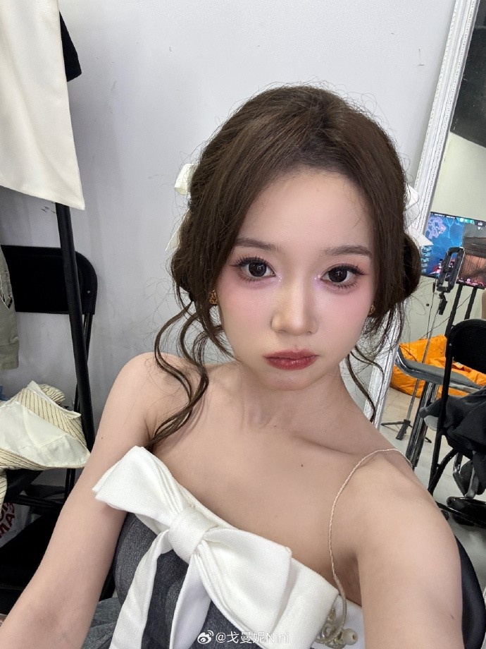 主持戈曼妮晒照:妮的📔长沙真的太好吃了,一定要吃土豆泥拌粉