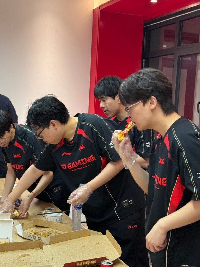 JDG分享队员及教练赛后聚餐照:赛后补充能量🍕