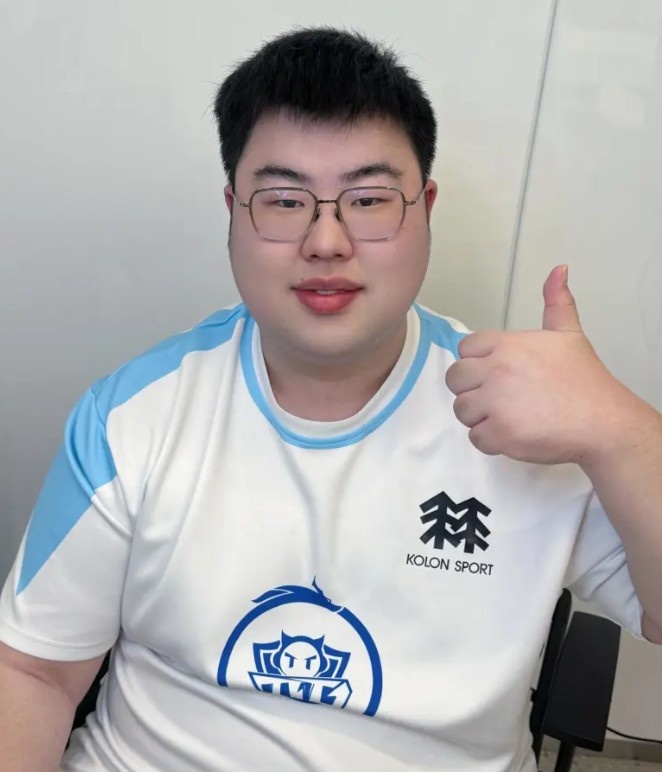 小胖发布自拍并配文:八连胜了,希望继续保持!一起加油!