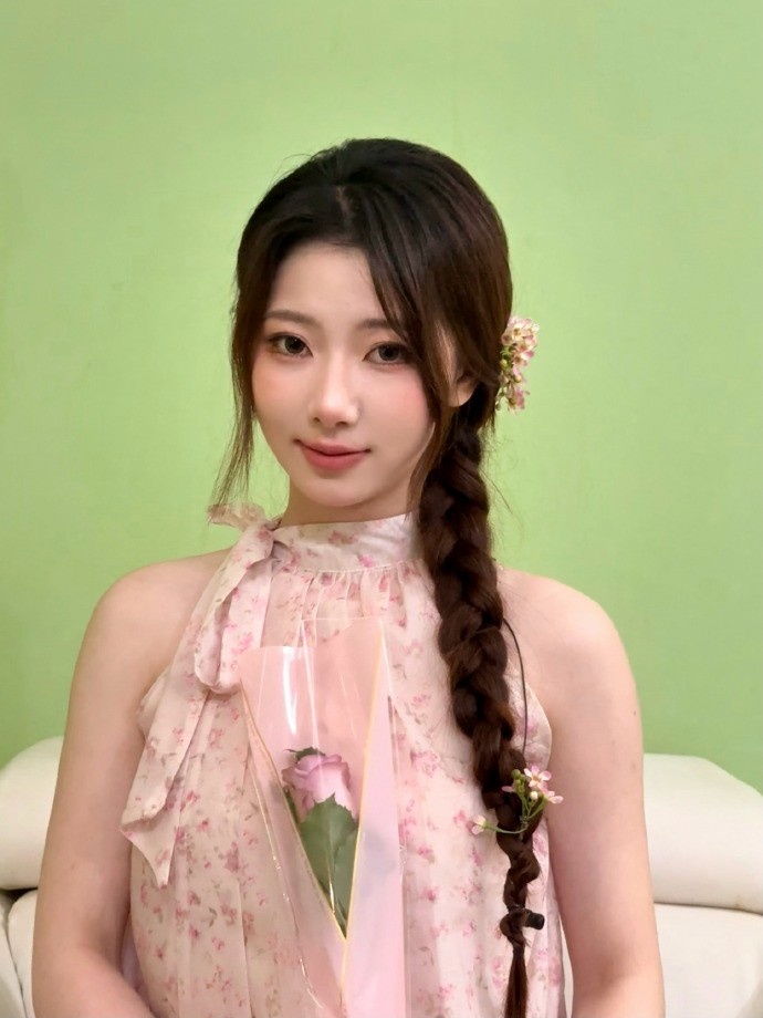 阿芙晒照：昨天收到了夏安的生日花花💐和蛋糕🍰开心之🥳