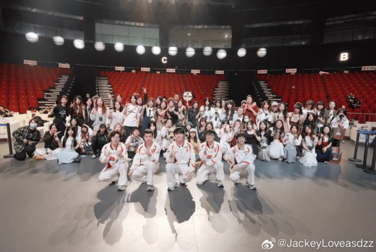 TES选手赛后发文 JackeyLove：辛苦大家等我们，很感谢大家
