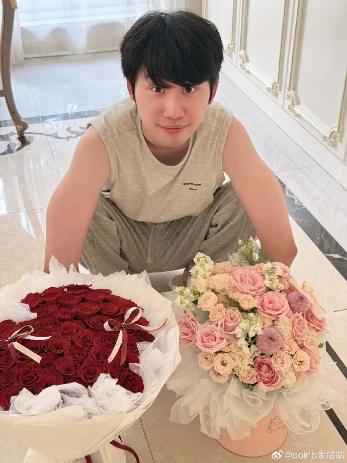 doinb晒照：明天七夕，不会有人收不到花吧？