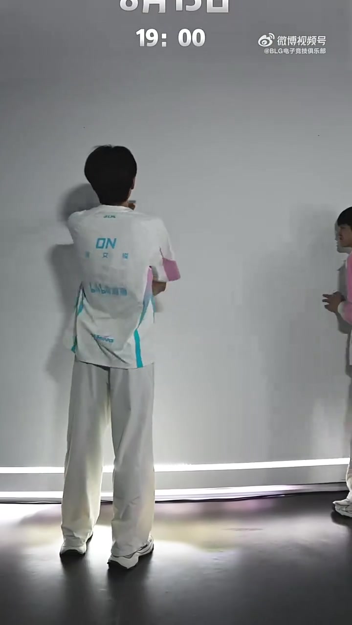 BLG分享对阵WE赛前预热视频：Xun和ON提醒你来看比赛咯！