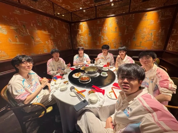 手机要掉了!BLG分享赛后聚餐照:幸福就是极速下班后来大吃一口