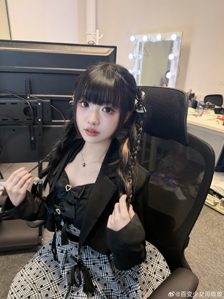 青春靓丽!LPL女主持周敢敢更博晒照:季后赛杀青~