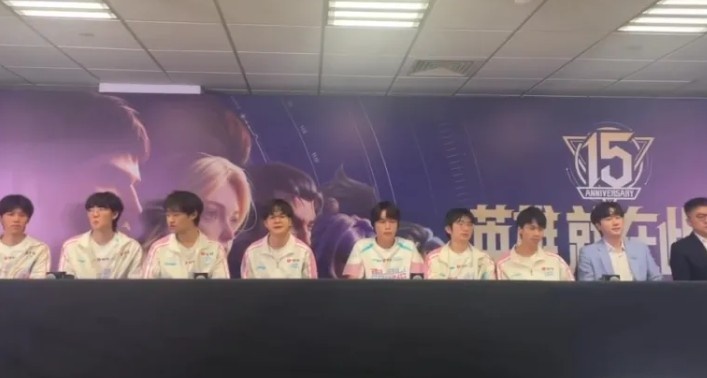 我请问呢?Bin:输了就输了吧,现在输了比S赛输强,好好备战S赛