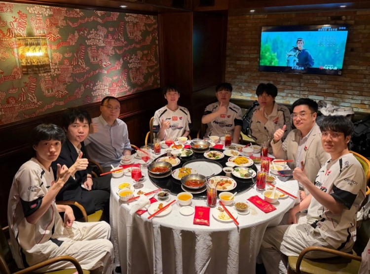 好丰盛！😍AL分享队员及教练赛后聚餐照：造！