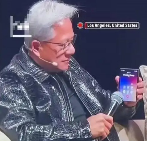 你怎么连免提都不会开🤣特朗普当众打给老黄:AI威胁论是骗局!